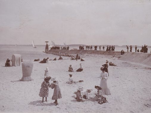 Historisches Foto von badenden Personen am Travemünder Strand 