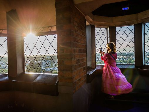 Fotografierende Frau auf der Aussichtsplattform der St.Petri am Abend 