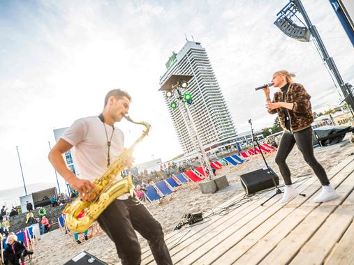 Saxophonist und Sängerin beim Weite Welt Festival