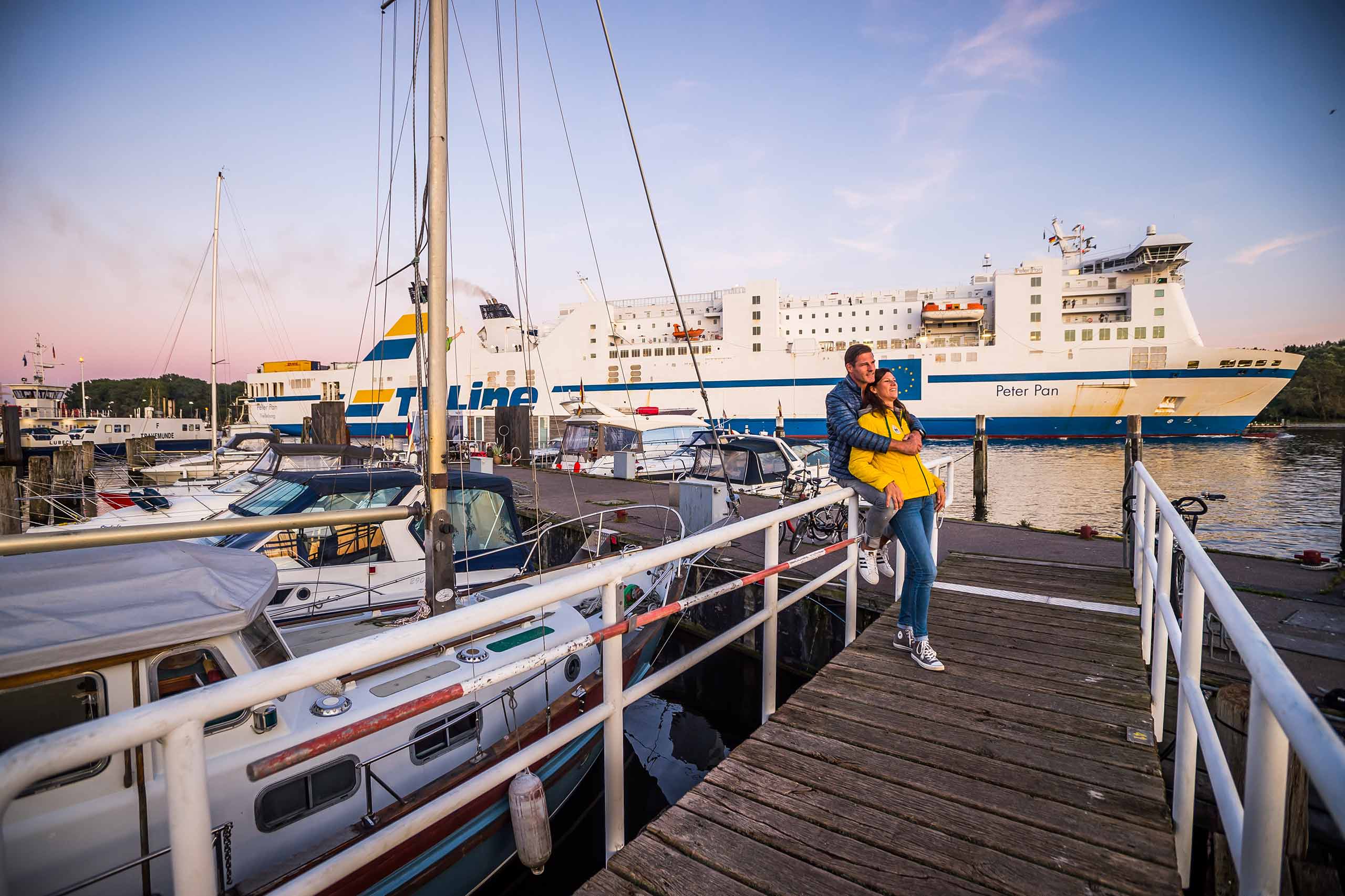 Paar im Fischereihafen beim Schiffe gucken