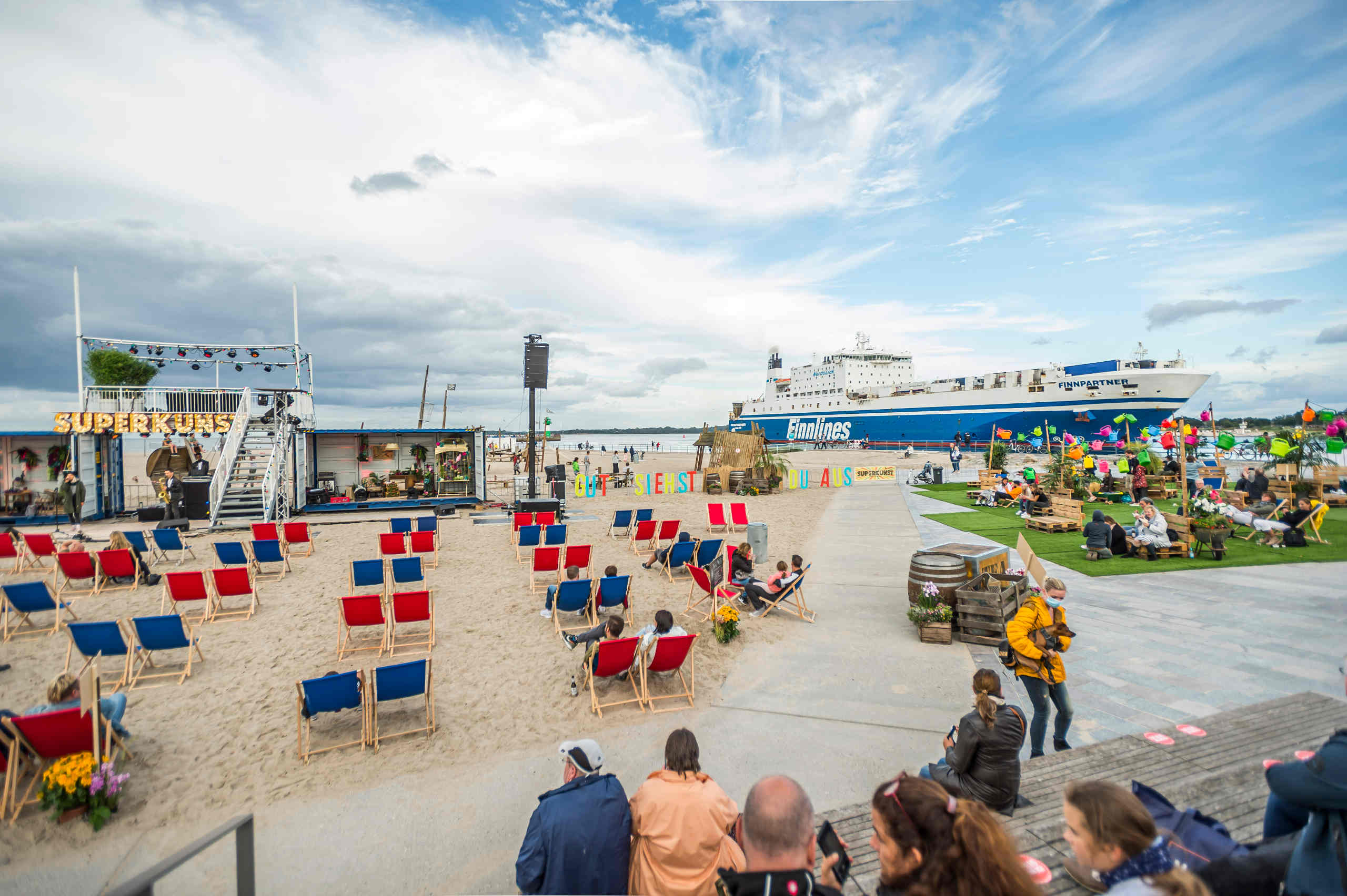 Travemünder Strand beim Weite Welt Festival, Finnlines im Hintergrund 
