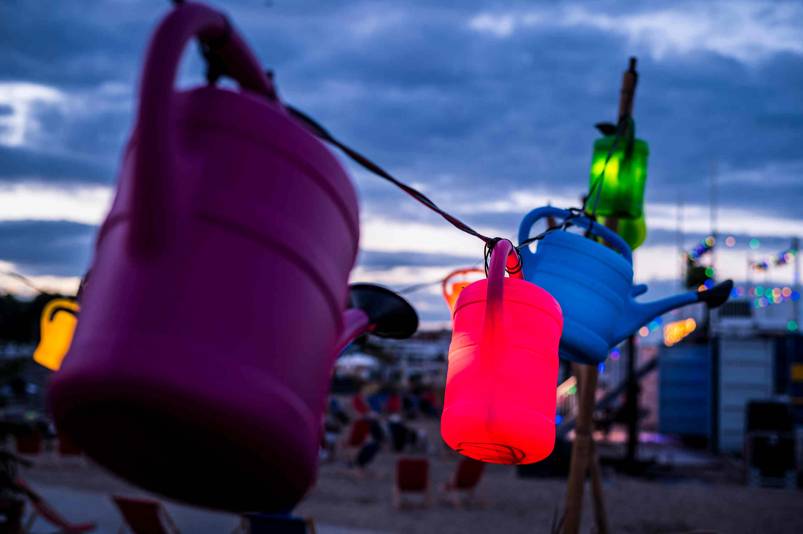Bunt beleuchtete Gießkannen beim Weite Welt Festival 